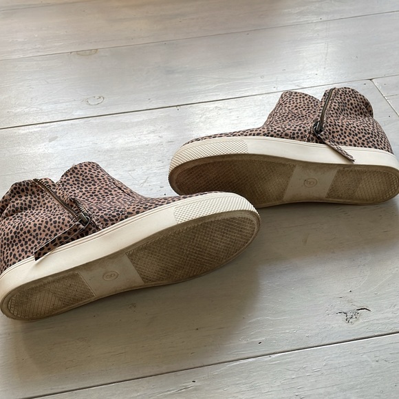 Universal Threads Animal Print Booties - Picture 6 of 8